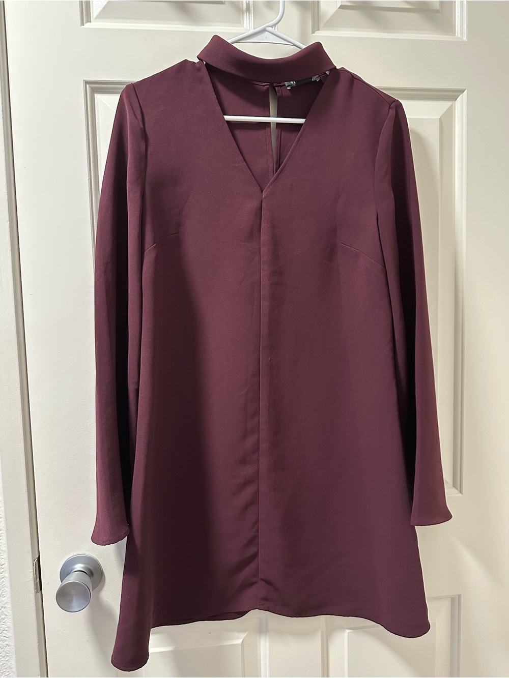 Trouve Chic Long-Sleeve V-Neck Shift Dress in Burgundy